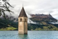 Dorp onder water, alleen kerktoren is nog te zien.