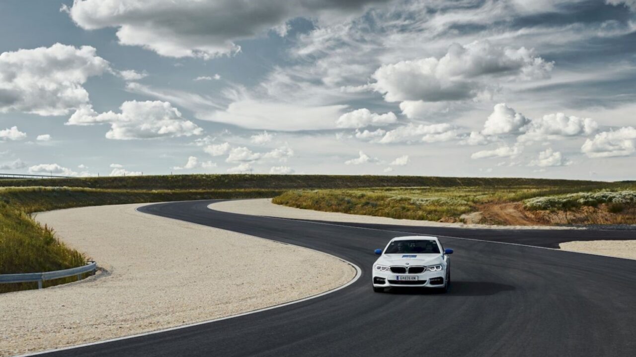 Witte BMW op test racebaan