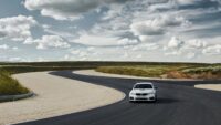 Witte BMW op test racebaan