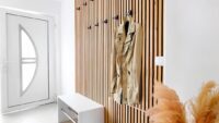 ingang kantoor met deur en garderobe